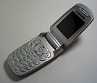 טלפונים ניידים מתקפלים בעיצוב "צדפה" היו פופולריים במיוחד במהלך העשור לפני שהטלפונים החכמים נכנסו לשווקים בסוף העשור