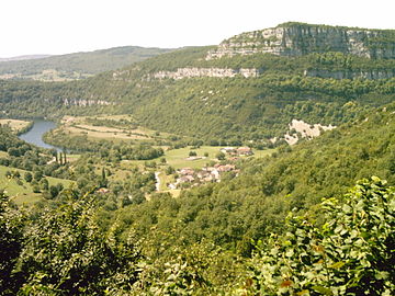 Une vue du Bas-Bugey (massif karstique du Jarbonnet dominant les méandres de l'Ain).
