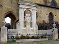 Le monument aux morts devant l'église.