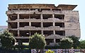 Krigskader 1992-95 på ein bygning på Bulevar Hrvatskih branitelja i Mostar.
