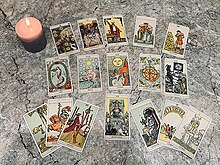 Cara kartu tarot disusun untuk sesi membaca