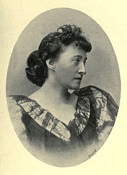 Sarah Grand vuonna 1895.