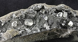 Кристали кварцу, поширені в системі карбонатних прожилків, що виповнюють тріщини в пісковиках.