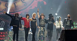 A Guns N’ Roses 2017-ben. Balról jobbra: Dizzy Reed, Richard Fortus, Duff McKagan, Axl Rose, Slash, Melissa Reese és Frank Ferrer.