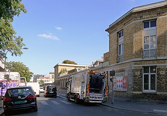 Fahrstraße auf der Seite des 10. Arrondissement (rechts das Hôpital Lariboisière)