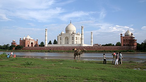 Die Taj Mahal in Agra langs die Yamuna