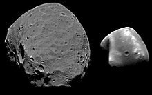 Mozaika czarno-białych zdjęć. Dwa nieregularne, skaliste obiekty pokryte kraterami.