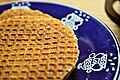 Stroopwafels op een schotel, gereed voor versnapering.