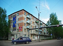 Photographie depuis un angle d'un bâtiment soviétique en préfabriqué de 5 étages.