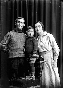 Moshé Dayan con sus padres, Deborah y Shmuel Dayan, 1918