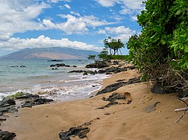 Strand bij Kihei met op de achtergrond de Mauna Kahalawai