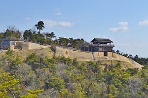 角楼（左）と西門（右）を学習広場より望む