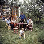 Tipica famiglia sovietica in una casa estiva con degli amici vicino a Leningrado, luglio 1981