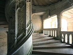 Lancette ornate di racemi che decorano l'asse centrale dello scalone a vista dell'ala Dunois del castello di Châteaudun, c. 1495).