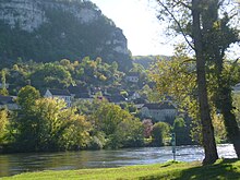 Ang Dordogne sa Vayrac, uban ang Hamlet sa Mézels sa background