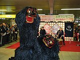 伝統舞踊の熊舞（2009年12月、札幌駅にて）