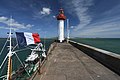 Le phare de Saint-Vaast-la-Hougue, au bout de la jetée.