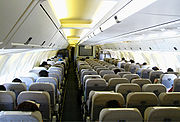 Interior de um Boeing 767, aeronave de fuselagem larga na configuração 2-3-2.