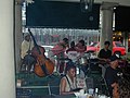 Live jazzmusik forekommer på mange spisesteder og barer. Her synger publikum med på "Down by the Riverside" på Market Cafe ved French Market.