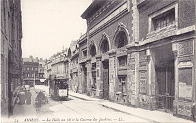 Tramway devant la Halle aux blés, dans les toutes premières années du XXe siècle.