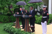 記者会見の時に大統領（や海外要人）のための傘をさす役をしているWhite House sentries。もちろん警護中であり、周囲を見張っており、いざとなると大統領を護るための行動を起こす。