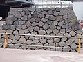 文部科学省構内から発見された江戸城外堀跡の石垣（2004年6月13日撮影）