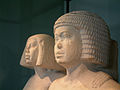 Statue d'un couple égyptien aux deux types de perruques. 2620 - 2350 AEC, Ancien Empire. Louvre.