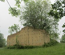 Ruines d'une maison en pisé avec les fameux trous de boulin