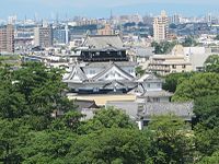 木々に囲まれた岡崎城