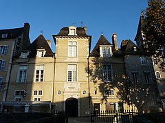 Photographie en couleurs d'un hôtel particulier à étage.