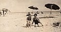 Flyttbare strandparasoller i bruk av turister på Bermuda 1929.