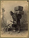 Mozo de carga turco, transportando equipajes, hacia 1890.