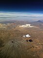 Les volcans Ubinas (1er plan) et Misti (au fond) avec entre les 2 le lac salé de Salinas Moche.