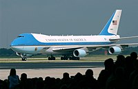 O VC-25, modelo utilizado atualmente pelo presidente dos Estados Unidos. Adquirido no governo Reagan, só começou a ser utilizado em 1990, durante o governo de George H. W. Bush. É uma versão muito modificada de um Boeing 747.