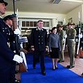 O embaixador ruso diríxese, en uniforme diplomático, a presentar as súas credenciais á gobernadora xeral de Australia, 2010.