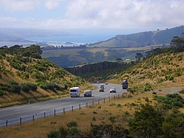 De Dunedin-Waitati in noordelijke richting nabij de Pigeon Flat Overbridge. Blueskin Bay op de achtergrond.