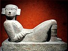 Chac Mool (Chichén Itzá, ciudad maya fundada en el siglo VI). Las civilizaciones mesoamericanas desarrollaron una cultura peculiar ligada a la guerra ritualizada entre ciudades-estado rivales, que incluía el sacrificio de los prisioneros para garantizar el orden cosmológico, además de una antropofagia de debatida consideración.[39]​