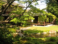 山縣公爵家の別邸無鄰菴（京都府京都市左京区）。館自体は銘木などを使用しているわけではなく質素な造りだが、この館の真価はそれぞれの部屋からの庭園の景観にある[188]。