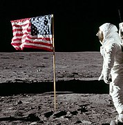 Foto yang menunjukkan tangan Aldrin sedang memberi hormat terhadap bendera Amerika (terlihat ujung jarinya menyembul sedikit di depan helmnya)