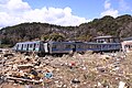 津波に襲われ脱線したあおば通駅行きの列車