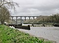 L'écluse de Guily Glaz (dernière écluse avant l'Aulne maritime) et le viaduc ferroviaire (ligne de Landerneau à Quimper).