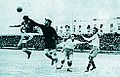 החלוץ הישראלי גאול מכליס מנסה להכניע את שוערה של נבחרת יוון פפדופולוס במשחק בינואר 1938, במסגרת מוקדמות מונדיאל 1938