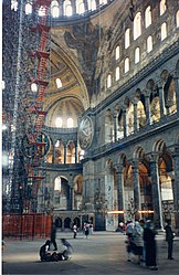 La tribuna és la galeria del primer pis sota del claristori. Església de Hagia Sophia (Estambul).