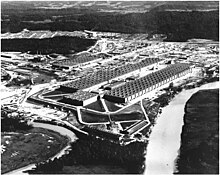 Vue aérienne d'un énorme bâtiment en forme de U.