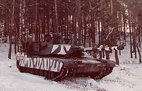 Un M1 de la 3e division d'infanterie camouflé dans un bois, lors d'un exercice à Hohenfels, en 1982.