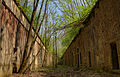 La cour intérieure. À gauche : le casernement de guerre (bétonné). À droite : le casernement de paix (d'origine).