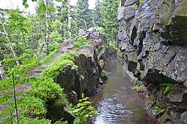 In Fels gehauener Abschnitt der für Bergbau und Hüttenwesen angelegten Neugrabenflöße bei Český Jiřetín