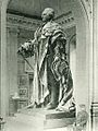 Statue colossale de Louis XVI au musée des Beaux-Arts de Bordeaux avant 1942 (noter le gardien assis à droite pour juger de la grandeur de l’œuvre)