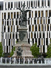 Monumento a los Mártires de la Religión y de la Patria en la Plaza de España →