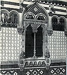 Palazzo del Granchio, Messina, o biforă încadrată de decorațiuni neogotice (Gino Coppedè)